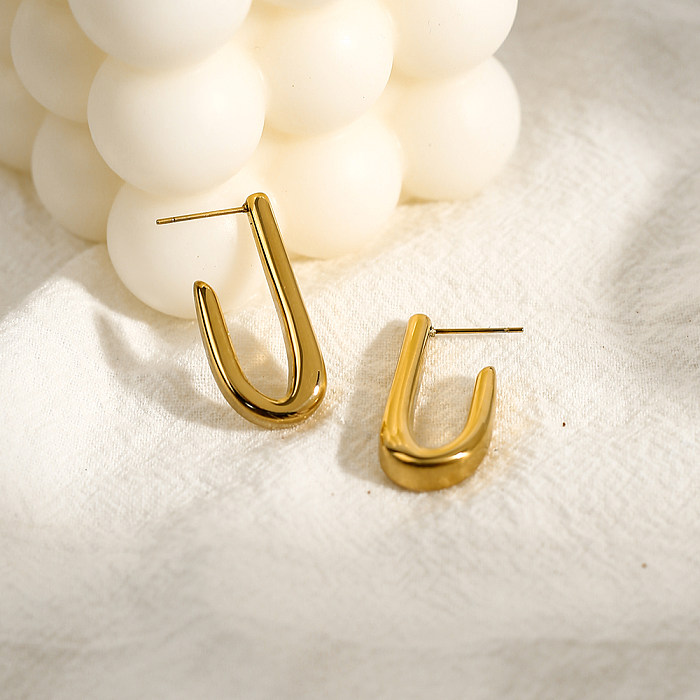 زوج واحد من أقراط الأذن المطلية بالذهب عيار 1 قيراط من الفولاذ المقاوم للصدأ المطلي بالذهب عيار 18 قيراط، بتصميم بسيط على شكل حرف U