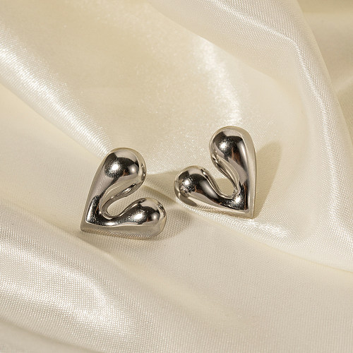 1 paire de clous d'oreilles plaqués or 18 carats, style simple, en forme de cœur, en acier inoxydable