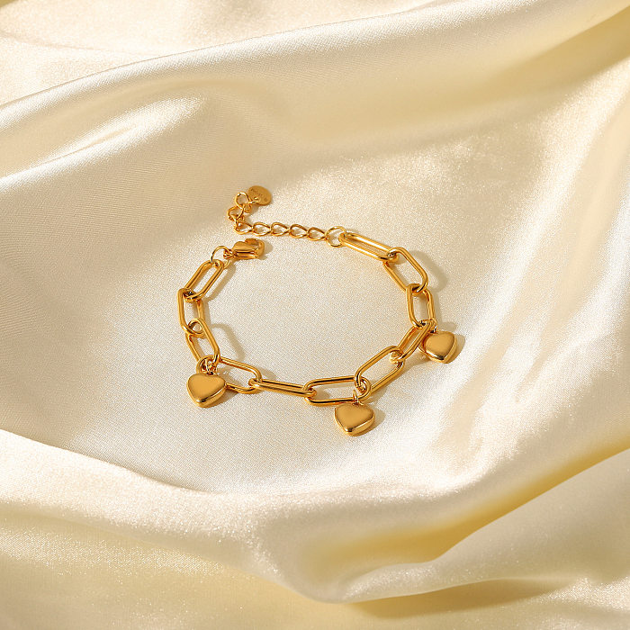 Pulsera de cadena cruzada con colgante de tres corazones chapada en oro de 18 quilates de acero inoxidable estilo retro