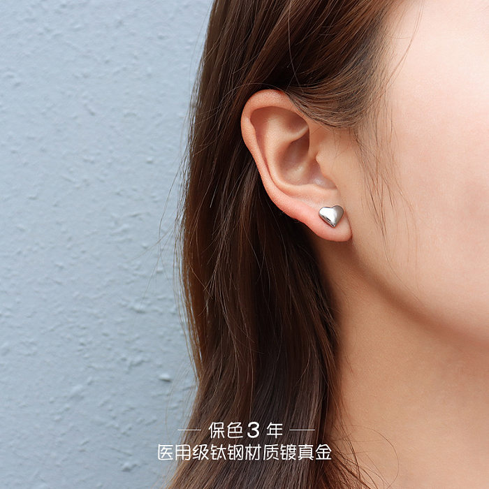 Boucles d'oreilles vintage simples en acier inoxydable en forme de cœur de couleur unie