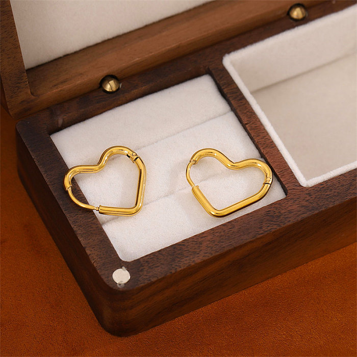 1 par de brincos banhados a ouro 18K em aço inoxidável em formato de coração estilo simples