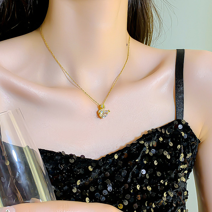 Elegante estilo simples cisne de aço inoxidável oco incrustação de diamante banhado a ouro 18K colar com pingente