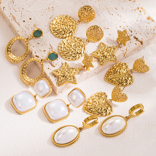 1 par de pendientes colgantes chapados en oro y perlas de acero inoxidable con incrustaciones en forma de corazón redondo de pentagrama clásico elegante