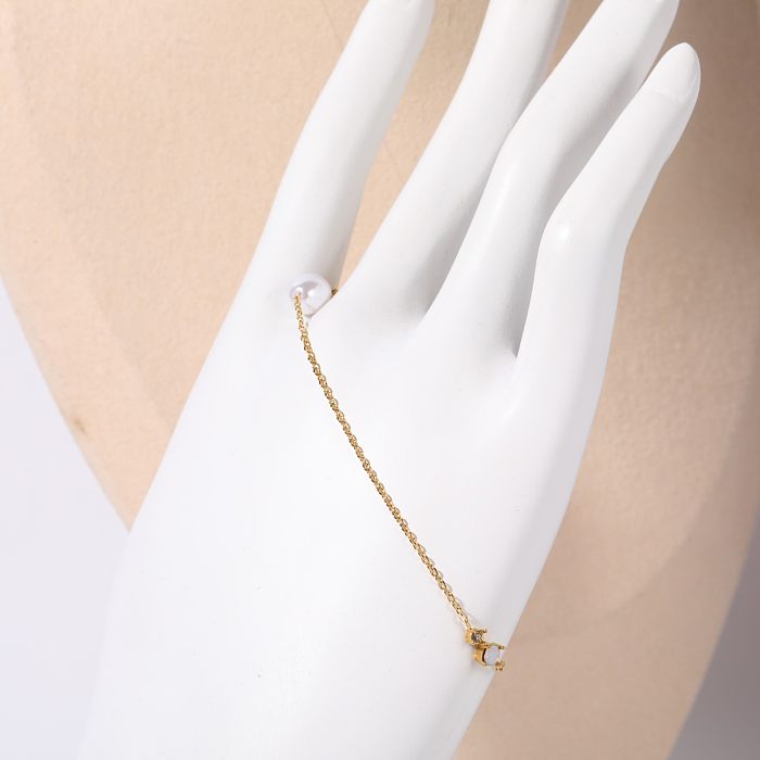 Pulseras chapadas en oro de 14 quilates con incrustaciones de perlas de acero de titanio redondas de estilo simple