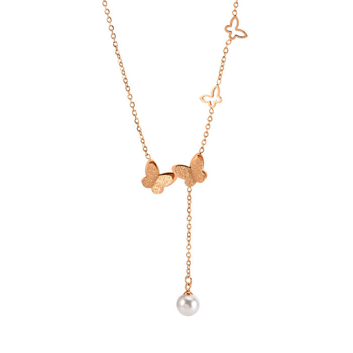 Halskette mit süßem Schmetterlings-Edelstahlüberzug, ausgehöhlter Inlay-Perlen-Anhänger im INS-Stil