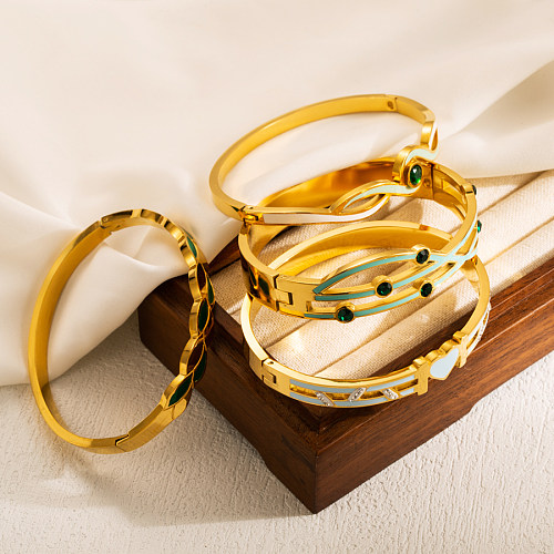 Estilo moderno folha formato de coração chapeamento de aço inoxidável oco incrustação zircão pulseira banhada a ouro 18K