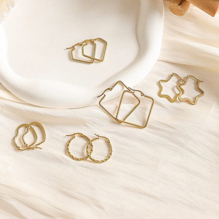 1 par de pendientes de aro chapados en oro de acero inoxidable con forma de corazón y estrella de estilo sencillo
