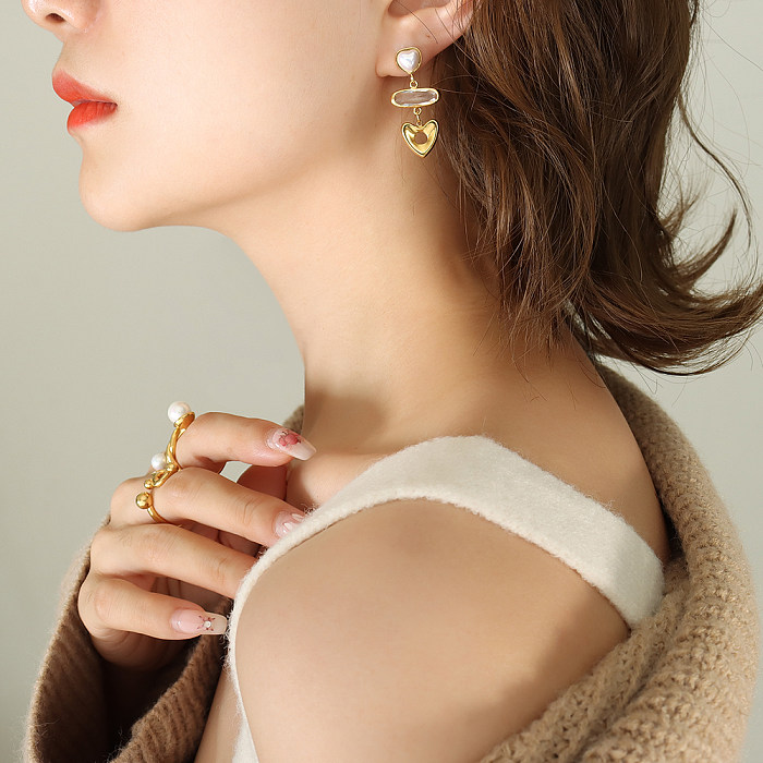 1 par de pendientes colgantes chapados en oro de 18K con incrustaciones de perlas artificiales de acero inoxidable con forma de corazón Glam