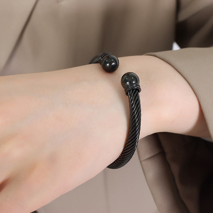 Einfaches, einfarbiges Armband aus Titanstahl mit 18-Karat-Vergoldung und gedrehtem Kabel