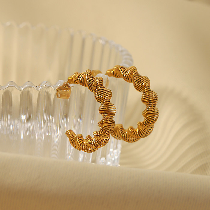 Chinesischer alter Stil, europäische und amerikanische neue Edelstahl-Spiralhohlwicklung, C-förmige Feder-Twist-förmige geometrische 18-Karat-vergoldete Ohrringe