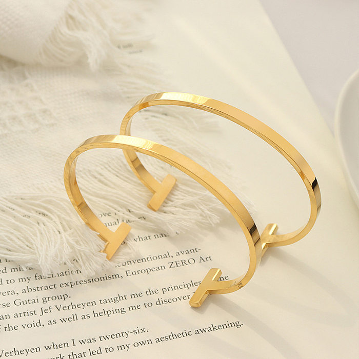 Bracelet ouvert en forme de T de géométrie de mode en acier au titane en or 18 carats