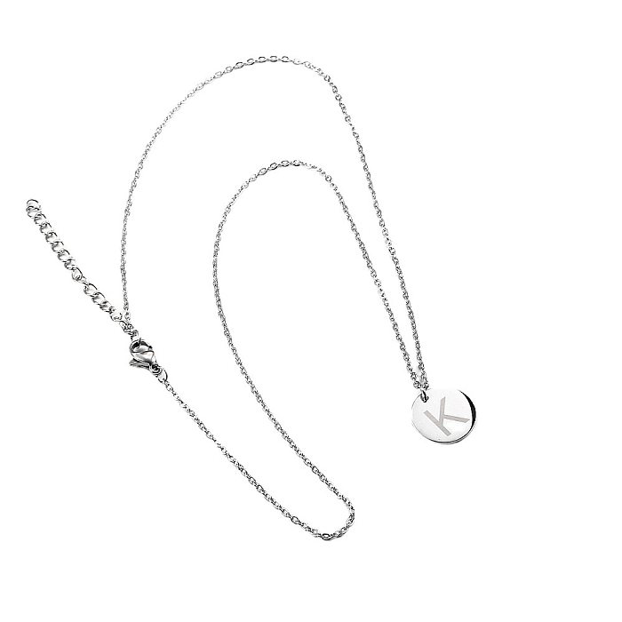 Glänzende Halskette mit rundem Buchstabenmuster-Anhänger aus Edelstahl. Großhandel mit Schmuck