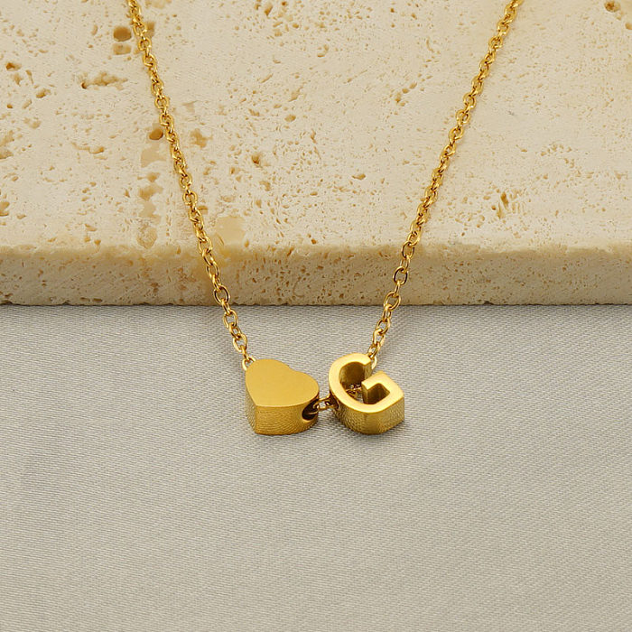 Collar con colgante chapado en oro de 18 quilates con forma de corazón y letras de estilo francés informal