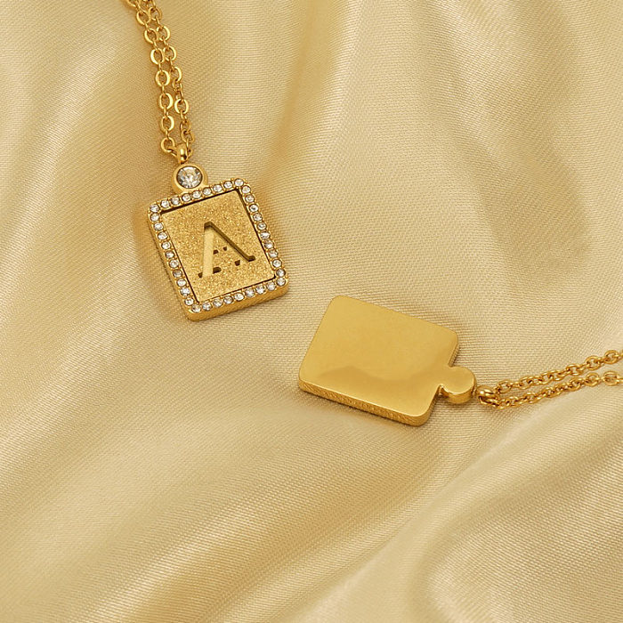 Collar con colgante chapado en oro de 18 quilates con incrustaciones de acero inoxidable con letras de viaje de estilo francés informal