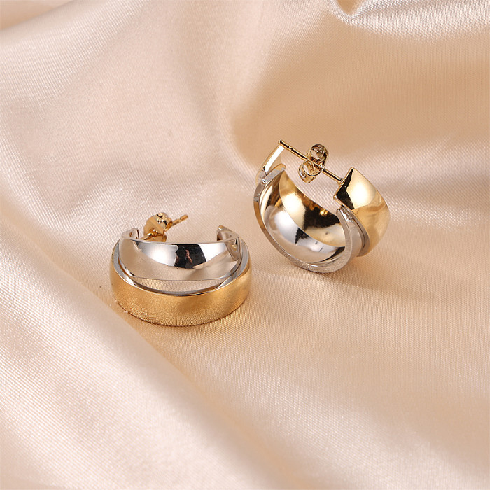 1 par de brincos de orelha banhados a ouro de aço inoxidável estilo clássico básico em forma de C