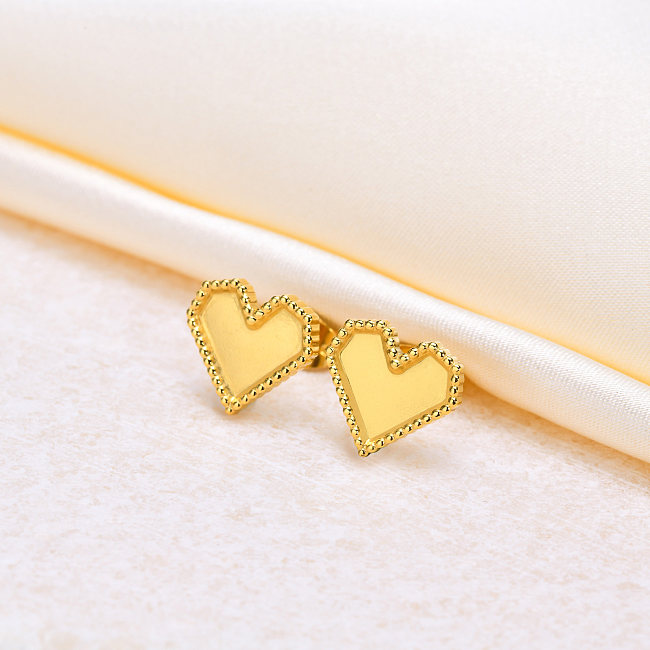 1 par de brincos de orelha banhados a ouro de aço inoxidável em formato de coração estilo simples