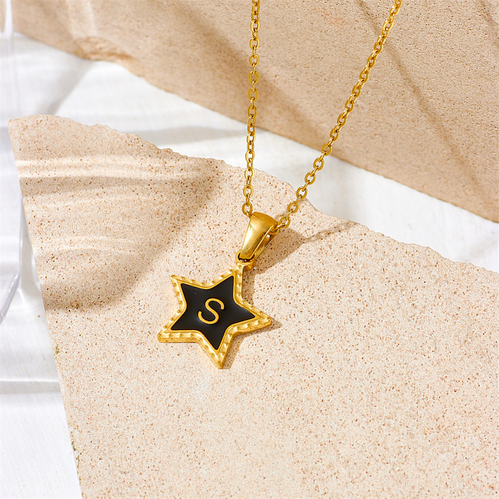 Collar con colgante chapado en oro de acero inoxidable con forma de estrella y letra de estilo simple