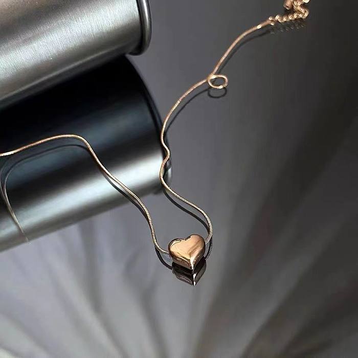 قلادة كاجوال بسيطة على شكل قلب مصنوعة من الفولاذ المقاوم للصدأ مطلية بالذهب عيار 18 قيراط ومطلية بالفضة