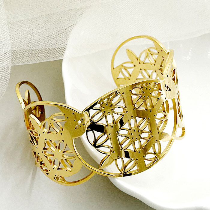 O chapeamento de aço inoxidável da flor retro do estilo francês escava a pulseira banhada a ouro 14K