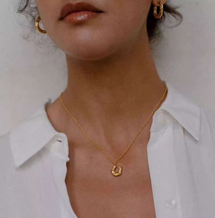 Elegante, schlichte U-förmige Halskette mit 18 Karat vergoldetem Edelstahlüberzug