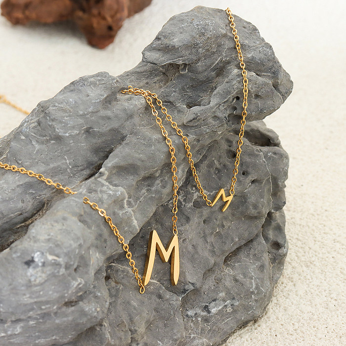 Collier pendentif plaqué or 18 carats en acier inoxydable avec lettre de style simple en vrac