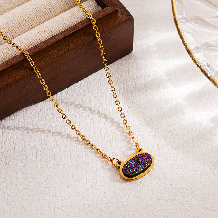 Glänzende, ovale Halskette mit Anhänger aus Edelstahl und Naturstein mit 18-Karat-Vergoldung