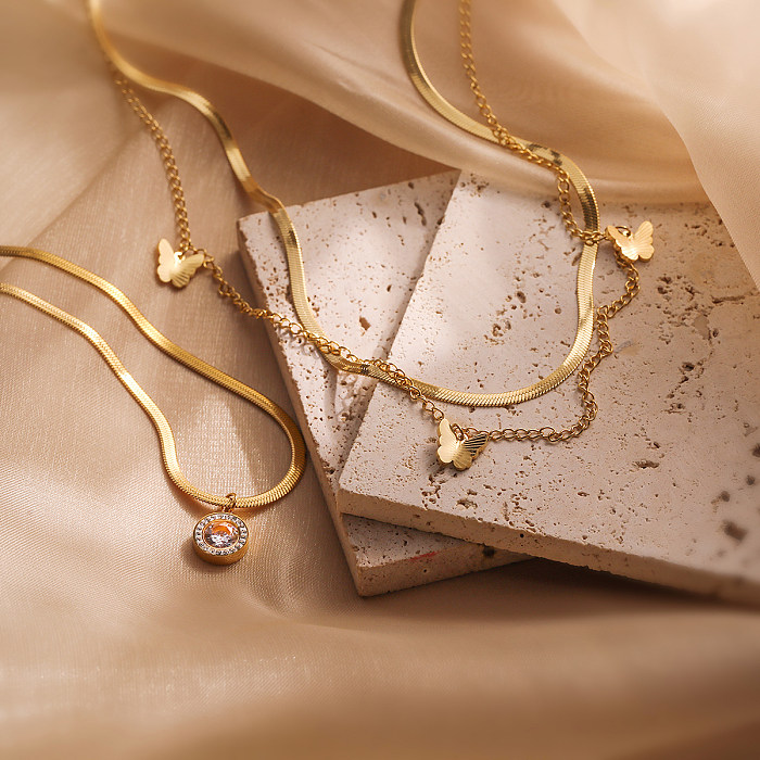 Collar con colgante chapado en oro de 18 quilates con incrustaciones de acero inoxidable y mariposa redonda de estilo IG