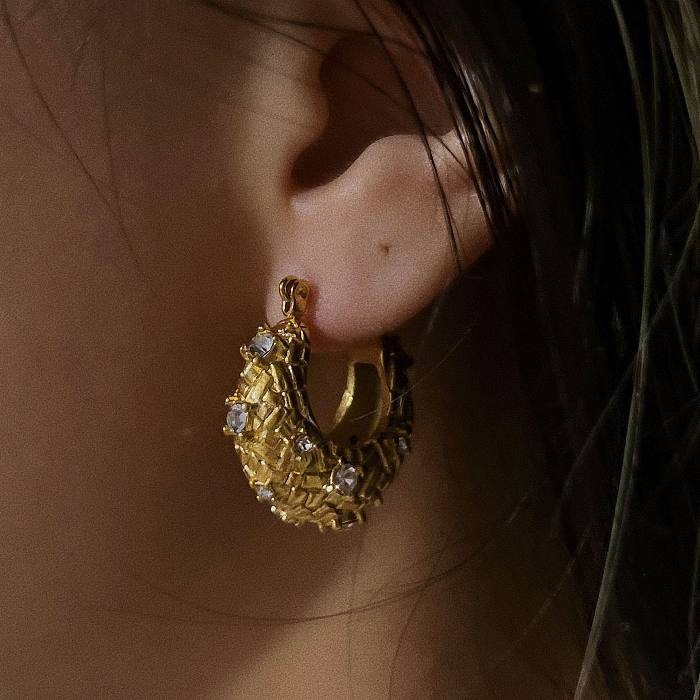 1 par de brincos de orelha banhados a ouro 14K estilo clássico em forma de C incrustado de aço inoxidável