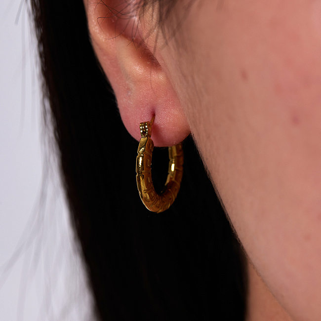 1 paire de boucles d'oreilles plaquées or 18 carats en acier inoxydable avec placage géométrique de style simple et basique