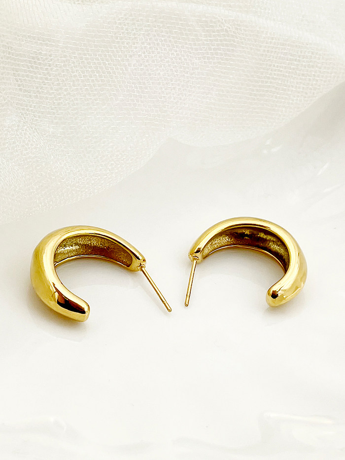 زوج واحد من أقراط أذن من الفولاذ المقاوم للصدأ مطلية بالذهب على شكل حرف C بتصميم بسيط