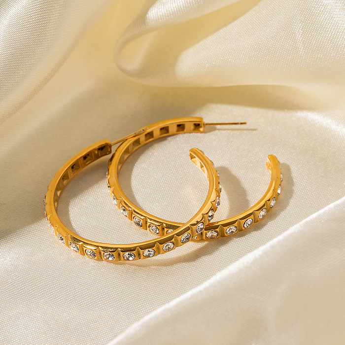 1 par IG estilo casual em forma de C chapeamento incrustado de aço inoxidável zircão banhado a ouro 18K pinos de orelha