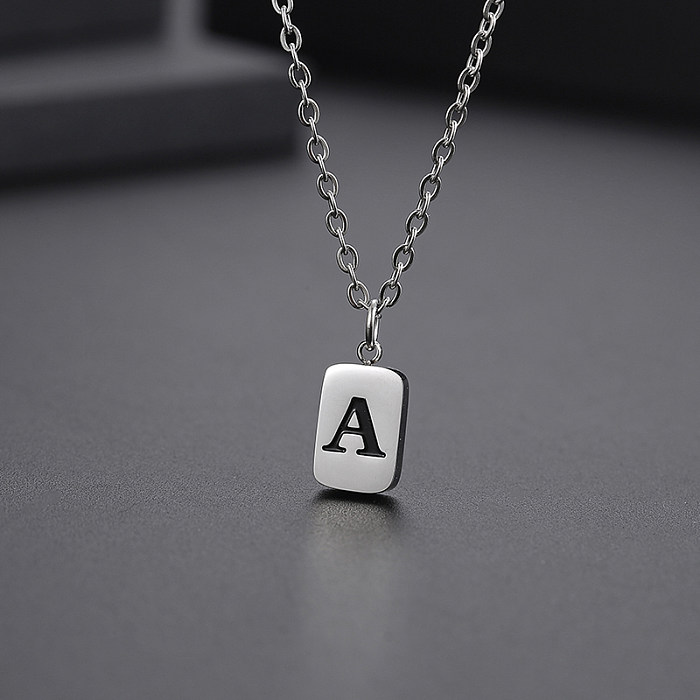 Einfache Halskette mit Buchstaben-Anhänger aus Edelstahl in loser Schüttung