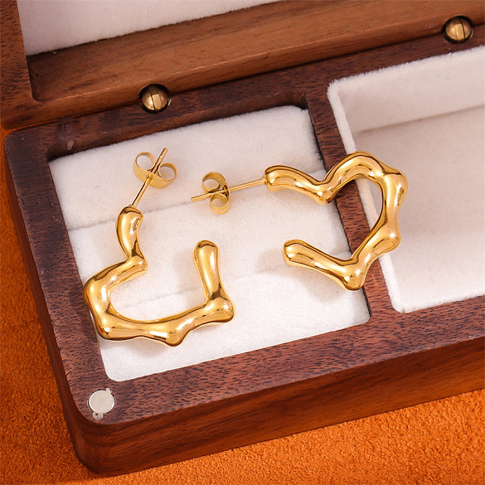 1 par de pinos de orelha banhados a ouro 18K, estilo retrô simples, formato de coração, aço inoxidável