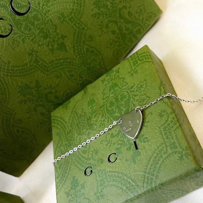 Collier pendentif en acier inoxydable en forme de coeur de lettre de style simple