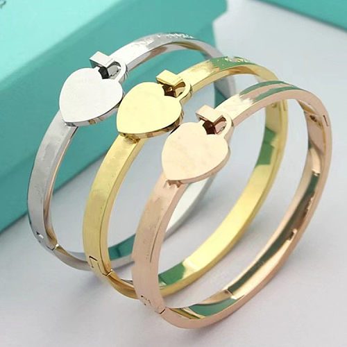 Brazalete con dije de acero y titanio en forma de corazón de estilo simple