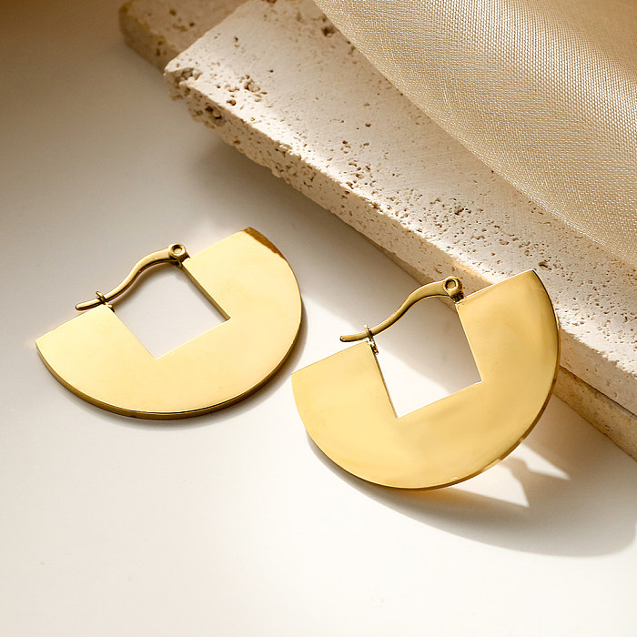 زوج واحد من الأقراط المطلية بالذهب عيار 1 قيراط على شكل نصف دائرة بتصميم بسيط للتنقل على شكل حرف U من الفولاذ المقاوم للصدأ