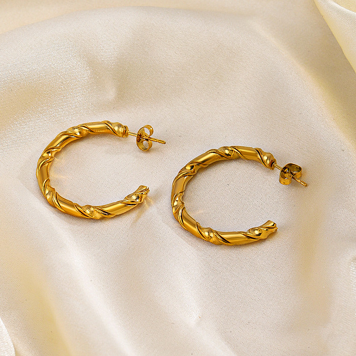 1 par de aretes chapados en oro de 18 quilates de acero inoxidable con forma de C de estilo simple retro