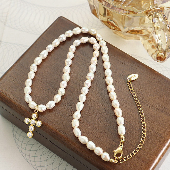 Elegante Kreuzperlen-Anhänger-Halskette mit Edelstahlbeschichtung und künstlichen Perlen