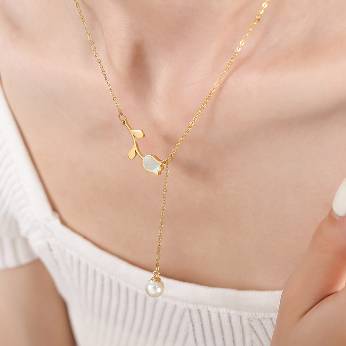 Collar con colgante chapado en oro de 18K chapado en acero inoxidable con concha de perla de imitación de flor de estilo barroco informal