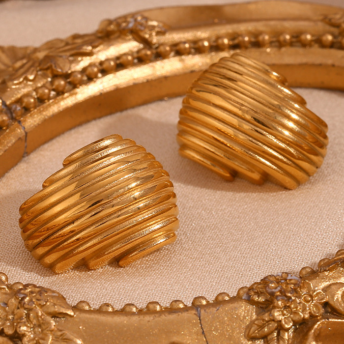 زوج واحد من الأقراط المطلية بالذهب عيار 1 قيراط المصنوعة من الفولاذ المقاوم للصدأ المطلي بالذهب عيار 18 قيراطًا، على الطراز الكلاسيكي الكلاسيكي