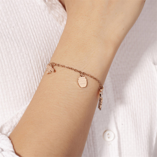 Casual Estilo simple Estilo clásico Letra Abeja Acero inoxidable Acero titanio Revestimiento de pulido Ahueca hacia fuera Pulseras chapadas en oro rosa