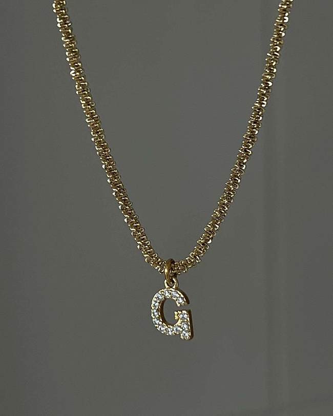 Collar con colgante chapado en oro de 18 quilates con incrustaciones de acero inoxidable con letras de estilo simple estilo IG