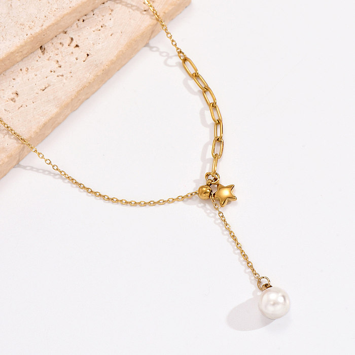 Collar chapado en oro de 14 quilates con revestimiento de perlas de acero inoxidable con pentagrama de estilo simple