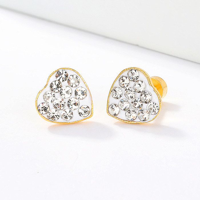 1 par de pendientes con incrustaciones de diamantes de imitación chapados en acero inoxidable con forma de corazón a la moda