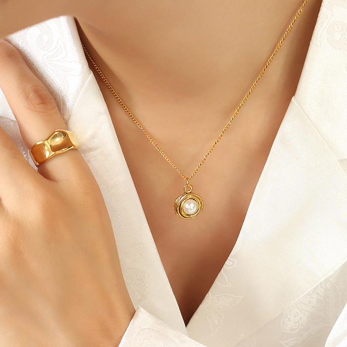 Collar con colgante chapado en oro de 18 quilates con perlas artificiales y incrustaciones geométricas elegantes de acero inoxidable