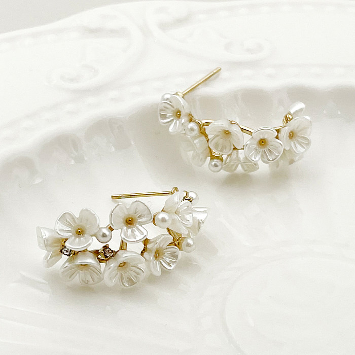1 Paar elegante, mit Blumen überzogene Inlay-Ohrstecker aus Edelstahl mit künstlichen Perlen und vergoldeten Ohrsteckern
