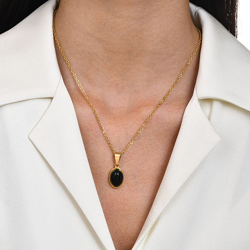 Einfache Halskette mit ovalem vergoldetem Achat-Anhänger aus Edelstahl in loser Schüttung