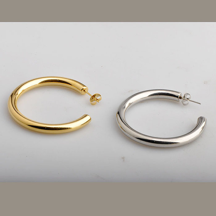 زوج واحد من أقراط أذن بسيطة الشكل على شكل حرف C مطلية بالذهب عيار 1 قيراط من الفولاذ المقاوم للصدأ