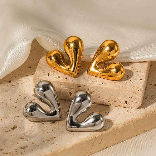 1 par de pinos de orelha banhados a ouro 18K, estilo simples, formato de coração, aço inoxidável