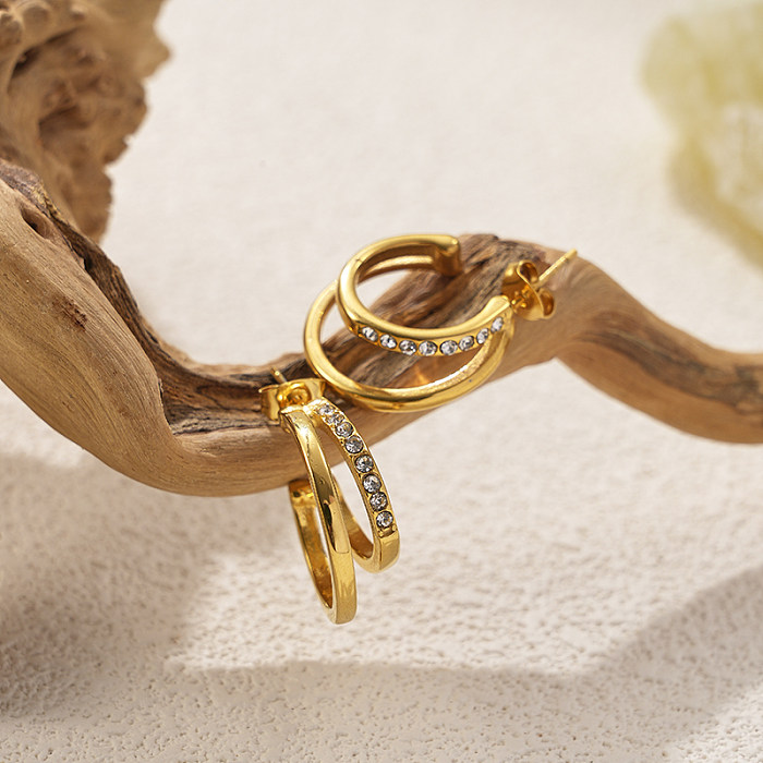 1 par de pendientes chapados en oro con diamantes artificiales de acero inoxidable con incrustaciones en forma de C de estilo clásico